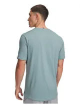 Remera deportiva de manga corta Under Armour, confeccionada en tejido técnico elástico de secado rápido con tecnología infrarroja UA RUSH. Presenta cuello redondo, ajuste ergonómico y bajo con aberturas laterales.