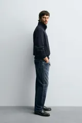 Sudadera roja de corte regular, con cuello alto y cierre frontal de cremallera. Manga larga y terminaciones en rib.