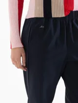 Babucha de corte slim fit y tiro alto, color azul marino, con cintura elastizada y bolsillos laterales ocultos.
