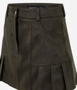 Short pollera de gamuza sintética color verde oliva, con diseño de tablas en el ruedo, cintura con trabillas y bolsillos delanteros.