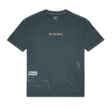 Remera azul de manga corta con logo de Vans en el pecho y en la parte inferior. Tiene un diseño desgastado y un corte holgado.