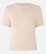 Blusa básica de cuello redondo y manga corta con detalle de dobladillo, confeccionada en tejido de viscosa con elastano.