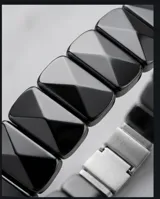 Pulsera de eslabones rectangulares facetados de cerámica negra con cierre de seguridad de acero inoxidable.