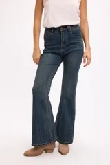 Jean de tiro medio con corte recto y leve abertura en el bajo, confeccionado en denim azul con costuras en contraste.