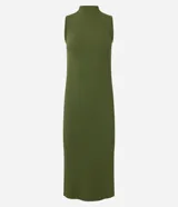 Vestido midi Marfinno de color verde militar, con cuello alto, sin mangas y corte recto al cuerpo. Está confeccionado en malla rib con textura acanalada.