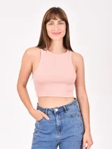 Musculosa corta color rosado, de tela acanalada, con cuello redondo y sisas pronunciadas.