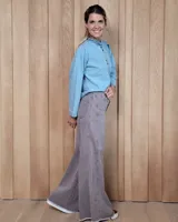 Pantalón de jean azul de tiro medio, con corte wide leg y ruedo deshilachado.