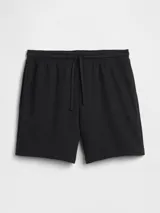 Short deportivo de hombre color negro, con cintura elástica ajustable mediante cordón y diseño holgado.