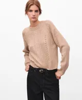 Sweater de punto color tostado, de cuello redondo y mangas largas con diseño texturizado de ochos y detalles calados.