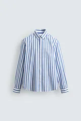 Camisa de corte regular fit confeccionada en tejido de algodón, con diseño de rayas verticales en azul y blanco. Presenta cuello solapa con botones, cierre frontal de botones, manga larga con puños abotonados y un bolsillo en el pecho.