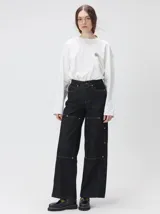 Pantalón de jean marrón de tiro medio, pierna ancha y estilo cargo con bolsillos utilitarios en las rodillas.
