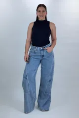 Jean wide leg baggy color azul, de tiro medio-alto, con diseño de costuras diagonales y bolsillos cargo laterales.
