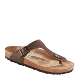 Sandalias tipo ojota Birkenstock modelo Gizeh, con capellada de material sintético en color marrón, plantilla anatómica de corcho y suela de goma antideslizante. Cuenta con una tira ajustable con hebilla metálica.