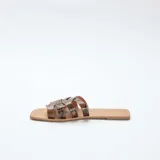 Sandalias planas marrones con diseño de tiras cruzadas y estampado efecto piel de serpiente, punta cuadrada y suela baja.