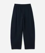 Pantalón de corte barrel en color bordó, confeccionado en tejido de algodón con felpa. Presenta cintura elástica, bolsillos laterales y pinzas en la zona de la rodilla que aportan volumen a la prenda.