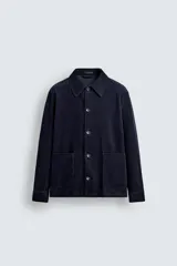 Sobrecamisa de corte regular confeccionada en pana de algodón, con cuello solapa, manga larga, cierre frontal de botones y bolsillos plastrón en la parte inferior.