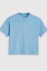 Remera celeste de manga corta, con cuello redondo y diseño holgado con aberturas laterales en el dobladillo.