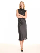 Conjunto de dos piezas compuesto por un vestido midi estilo slip dress de satén fluido y un top sin mangas de lentejuelas con cuello alto y detalle drapeado en la cintura.