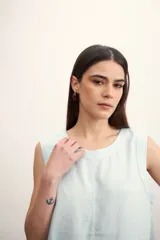 Blusa sin mangas color rosado con cuello redondo y corte holgado.