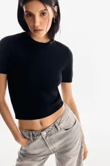 Remera corta de punto fino color negro, con cuello redondo y mangas cortas.