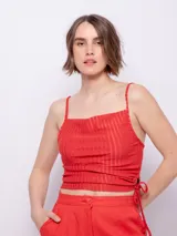 Top negro sin mangas, con tirantes finos, escote en V y frunce lateral con cut out.