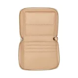 Billetera compacta Guess modelo Laurel II, color blanco con textura saffiano. Cuenta con cierre perimetral metálico y logo de la marca en letras doradas en el frente.