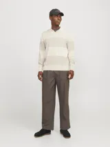 Polo de manga larga color crema con rayas horizontales grises, tejido jacquard, cuello tipo polo con cierre de medio botón y corte relajado.