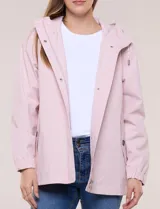 Gabardina estilo parka impermeable de color beige, con capucha fija con cordón ajustable, cierre frontal oculto con broches y bolsillos laterales.