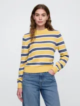 Buzo de punto de algodón con diseño de rayas horizontales en amarillo, azul y blanco. Presenta cuello redondo acanalado, mangas largas y puños y ruedo con terminación elástica.