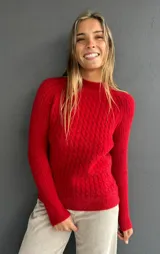 Sweater de punto color rojo con diseño de ochos en el frente y tejido morley en mangas y espalda. Presenta cuello redondo a la base y mangas largas.