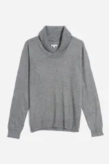 Sweater gris de tejido de punto con cuello solapado y mangas largas.
