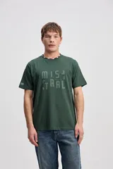 Remera de manga corta color gris con cuello redondo y estampa frontal con la inscripción "Mistral".
