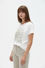 Remera blanca de manga corta y cuello redondo, con estampado frontal de diseño animal print abstracto en tonos verde militar.
