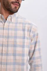 Camisa de manga larga con estampado a cuadros en tonos crudo, celeste y beige, de corte relajado y con un bolsillo en el pecho.