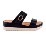 Sandalias negras con plataforma blanca y dos tiras anchas sobre el empeine, una con hebilla dorada.