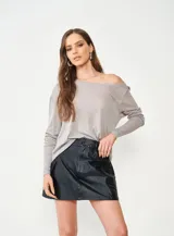 Blusa gris de manga larga, con escote barco y corte holgado.