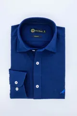 Camisa de vestir blanca de manga larga con cuello Oxford y corte slim fit. Presenta un pequeño bordado de pájaro en color azul marino en el bajo.