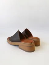 Sandalias de cuero color chocolate, con tira ancha sobre los dedos y suela de goma con plataforma.