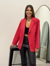 Blazer rojo de corte clásico con solapas, cierre frontal con un botón y bolsillos laterales con solapa.