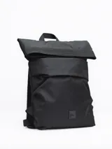 Mochila negra de poliéster con cierre superior enrollable, asa de mano y tirantes ajustables.