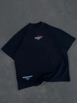 Remera negra de manga corta y corte oversize, con estampa en la espalda que incluye el logo 'IS' en rojo y texto blanco con la leyenda 'ittaidepartament NOT A BRAND, MOVEMENT 04D'.
