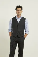 Chaleco de vestir de corte clásico con cinco botones frontales, bolsillos laterales simulados y presilla trasera regulable para un ajuste personalizado.