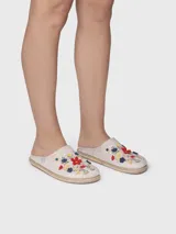 Pantuflas para mujer color beige melange con diseño bordado de flores coloridas en el empeine y suela revestida en yute trenzado.