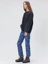 Remera de manga larga con cuello redondo, confeccionada en algodón con efecto lavado. Presenta costuras decorativas en color contrastante en sisas, mangas y frente, con un corte holgado y logo bordado en el frente.