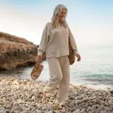 Pantalón wide leg de mezcla de lino color beige, con diseño de rayas verticales finas.