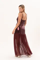 Vestido largo bordó con acabado brillante en el torso y tirantes finos, con falda larga semitransparente de tejido de red.