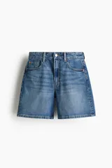Short de denim azul de talle alto, con diseño clásico de cinco bolsillos, trabillas para cinturón y cierre frontal con cremallera y botón metálico.
