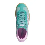 Championes Adidas Gazelle Bold W, color celeste con detalles en rosa y suela de plataforma color caramelo.