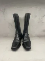 Bota negra de cuero con caña media y taco de 5 cm.