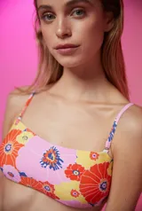 Top de bikini bandeau recto con estampado floreado multicolor, tirantes regulables y desmontables, copas removibles y cierre trasero.